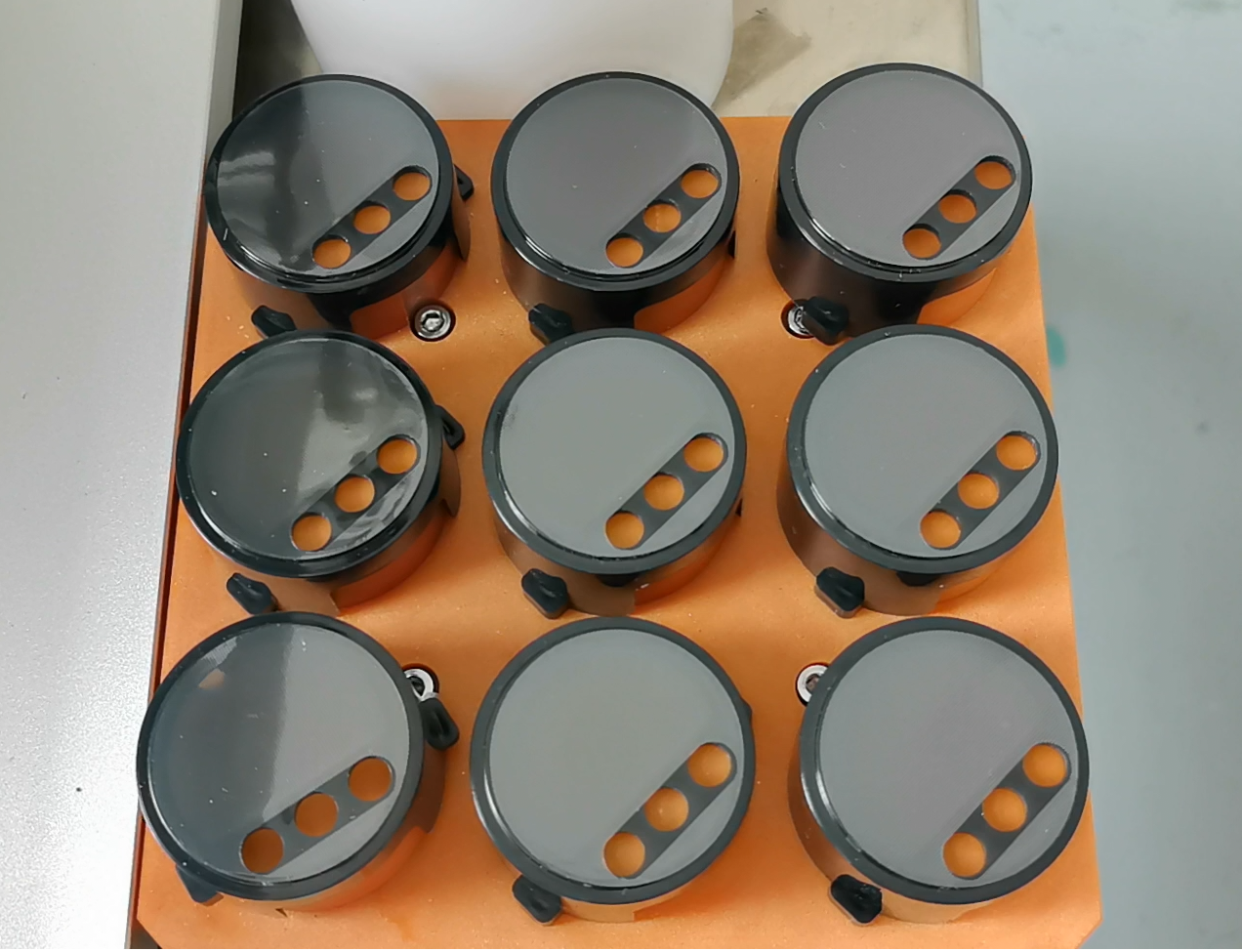 解決三大痛點：塑膠蓋子貼膜機的技術突破，效率提升8倍